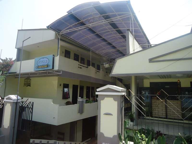 Adel'S Guest House Malang Exterior photo
